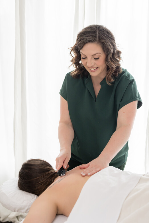 Registered Massage Therapist providing neck and shoulder treatment in Sherwood Park at Kollectiv Health